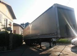 Camion incastrato in via Diaz a Venegono Inferiore 