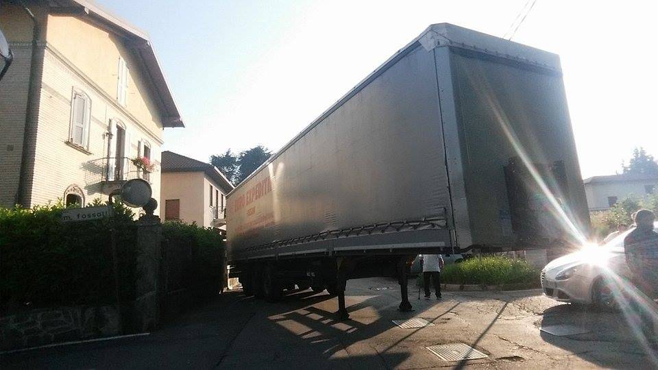 Camion incastrato in via Diaz a Venegono Inferiore 