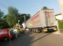 Camion incastrato in via Diaz a Venegono Inferiore 