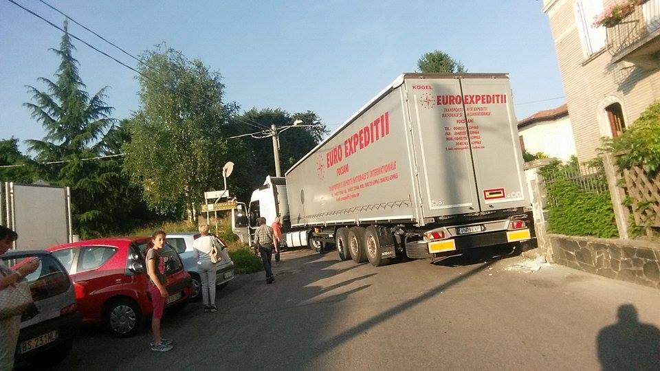 Camion incastrato in via Diaz a Venegono Inferiore 
