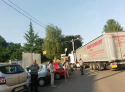 Camion incastrato in via Diaz a Venegono Inferiore 