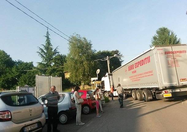 Camion incastrato in via Diaz a Venegono Inferiore