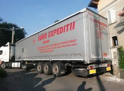 Camion incastrato in via Diaz a Venegono Inferiore 