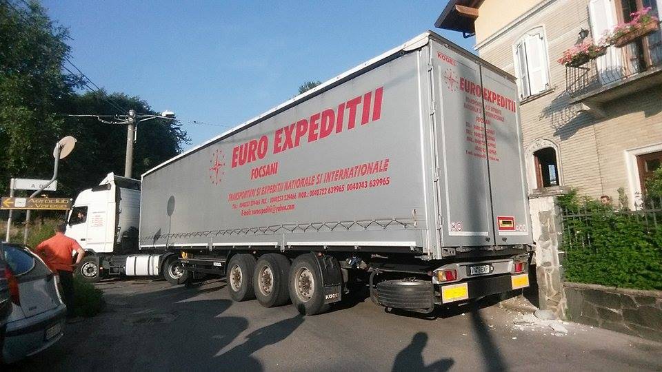 Camion incastrato in via Diaz a Venegono Inferiore 