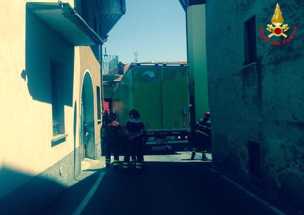 Camion incastrato a Bogno di Besozzo