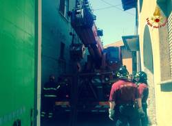 Camion incatrato a Bogno di Besozzo