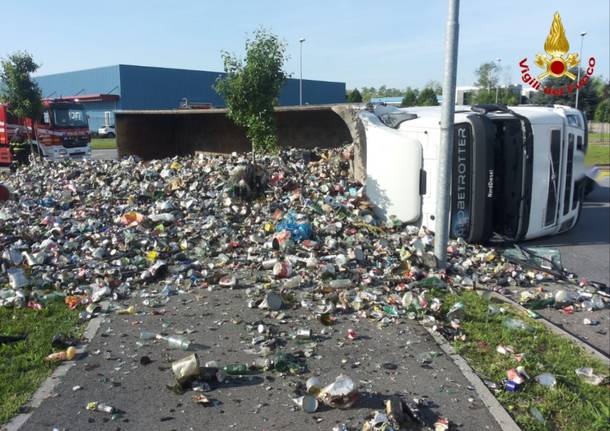 Si ribalta camion che trasporta vetro