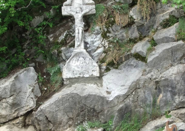 Campo dei Fiori, spostato il crocifisso dello scultore Caravati