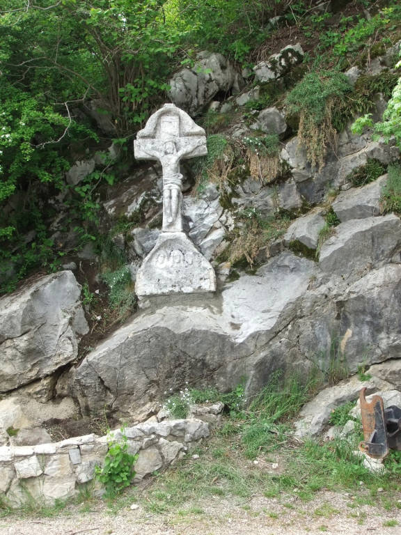 Campo dei Fiori, spostato il crocifisso dello scultore Caravati
