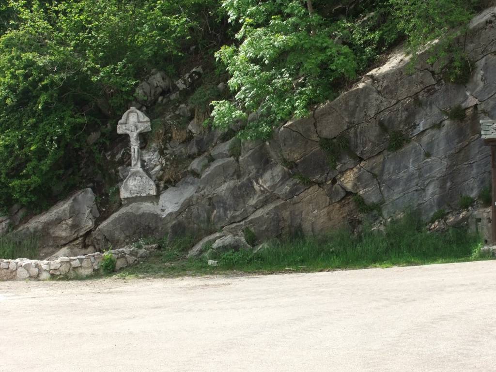 Campo dei Fiori, spostato il crocifisso dello scultore Caravati