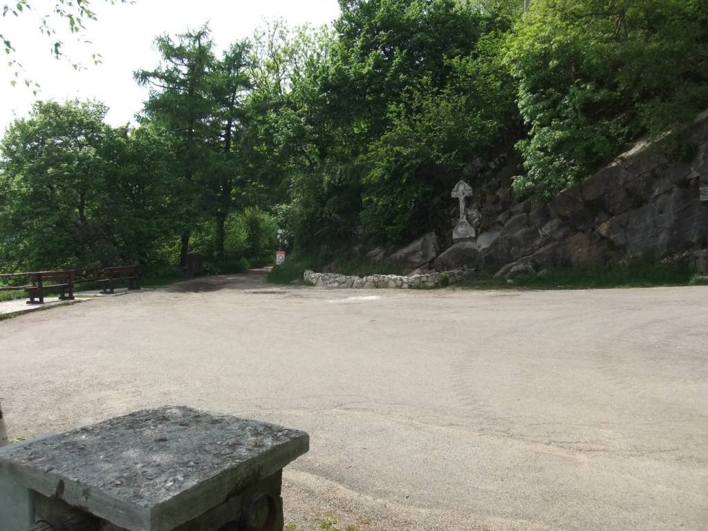 Campo dei Fiori, spostato il crocifisso dello scultore Caravati