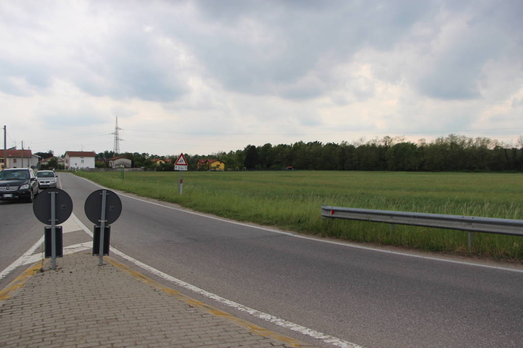 "Cementificio" su un terreno agricolo