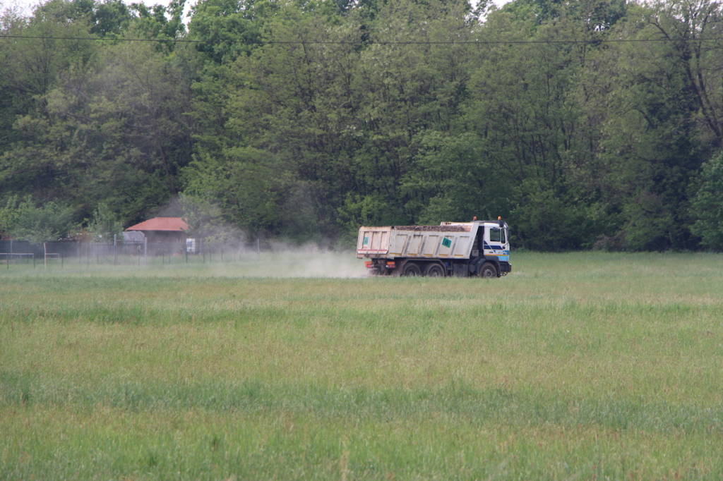 "Cementificio" su un terreno agricolo