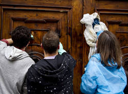 cittadini ripuliscono ferite milano