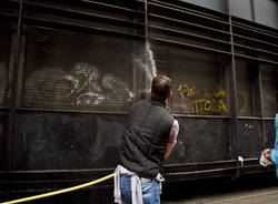 cittadini ripuliscono ferite milano