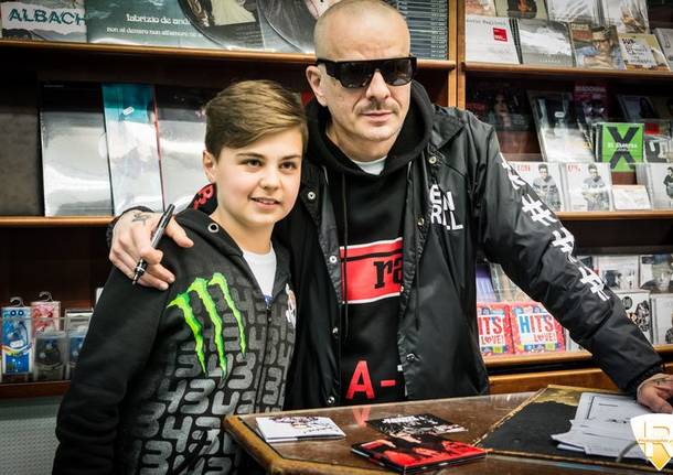 Don Joe dei Club Dogo incontra i fan