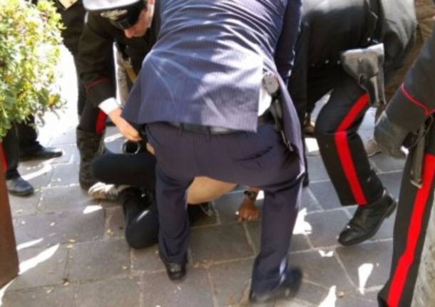 Esagitato contro Berlusconi fermato dai carabinieri