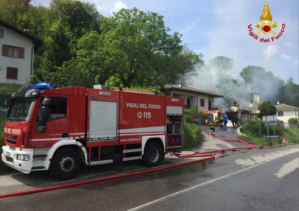 Incendio in un deposito a Lavena Ponte Tresa