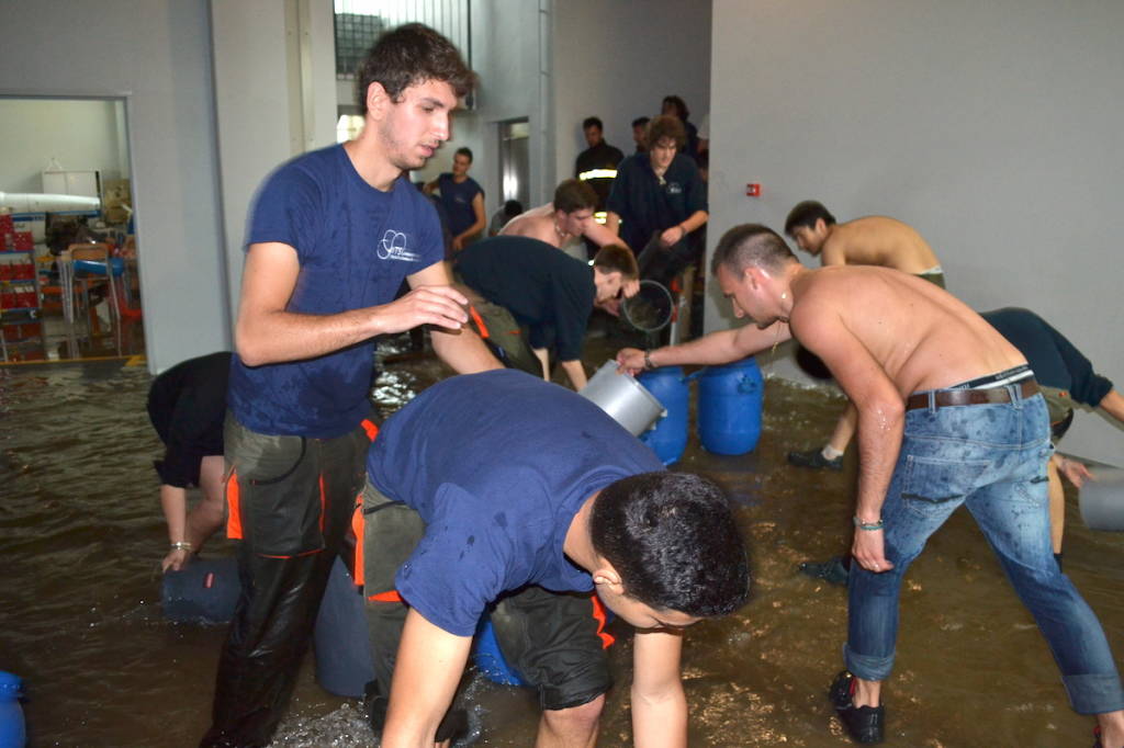 La scuola si allaga, gli studenti la svuotano