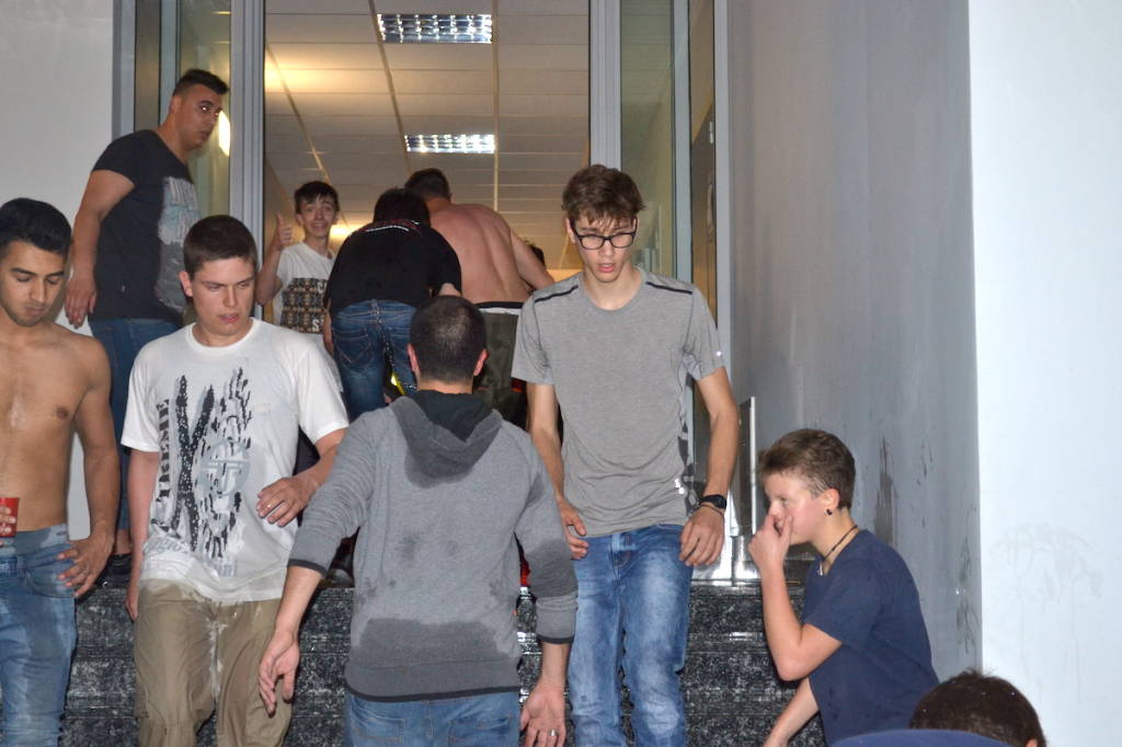 La scuola si allaga, gli studenti la svuotano