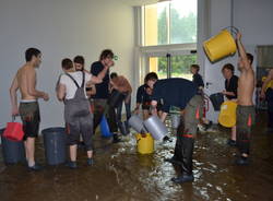 La scuola si allaga, gli studenti la svuotano