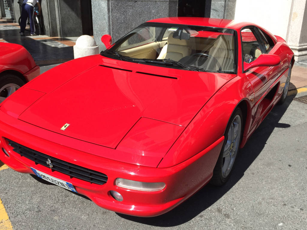 Le Ferrari in piazza