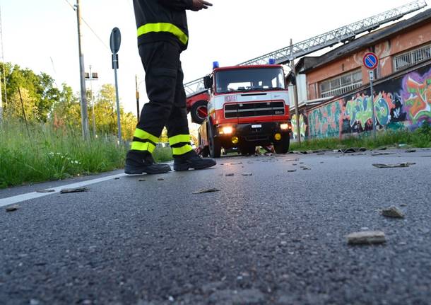 "Salta" il tetto di una tintoria, pericolo amianto