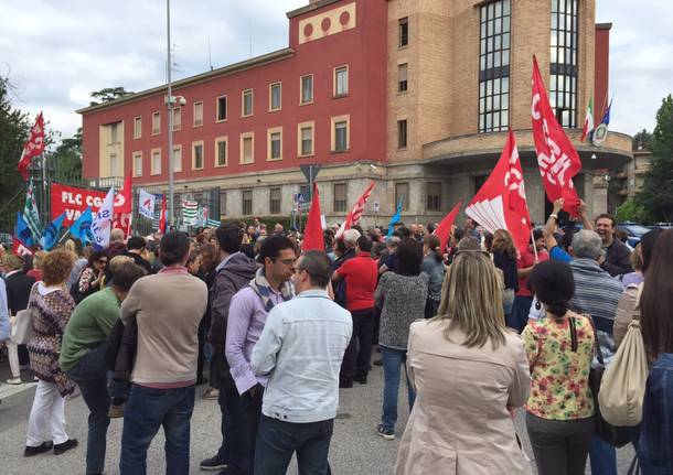 Insegnanti e studenti in piazza