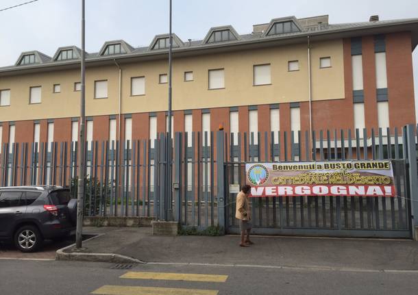 striscione la voce della città caserma via bellini busto arsizio