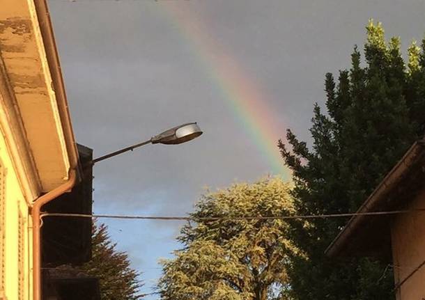 Un cielo che dà spettacolo tra nuvole e arcobaleni
