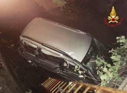 automobile in una scarpata a samarate