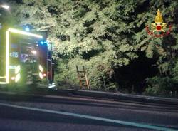 automobile in una scarpata a samarate