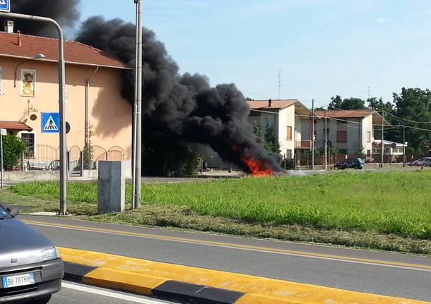 Auto in fiamme a Gallarate