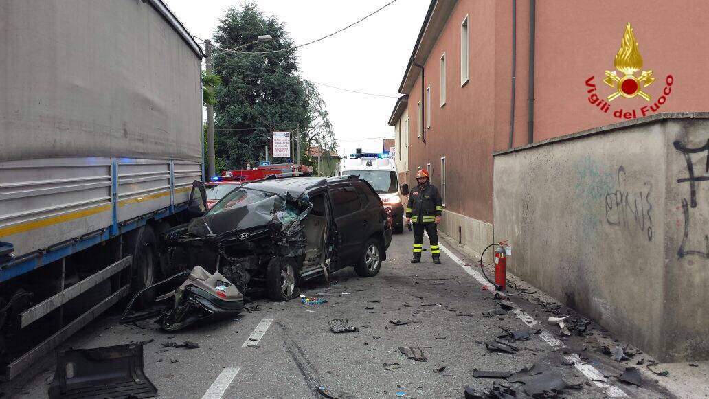 Cassano Magnago, camion si schianta in via Bonicalza
