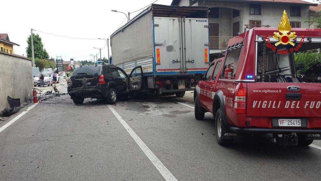 Cassano Magnago, camion si schianta in via Bonicalza