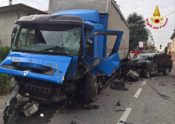 Camion contro auto, incidente a Cassano Magnago