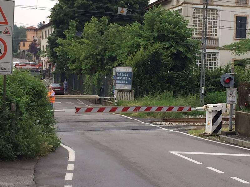 gazzada schianno, passaggio a livello