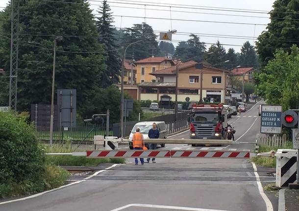 gazzada schianno, passaggio a livello