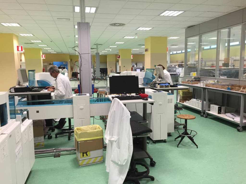 Il nuovo laboratorio analisi dell'ospedale di Varese 