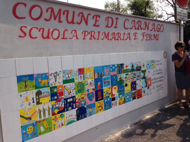 Inaugurato il maxi-mosaico della scuola di Carnago