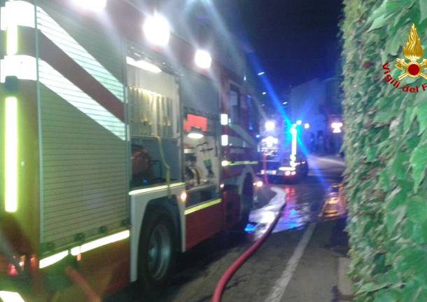 I vigili del fuoco volontari di Laveno al lavoro