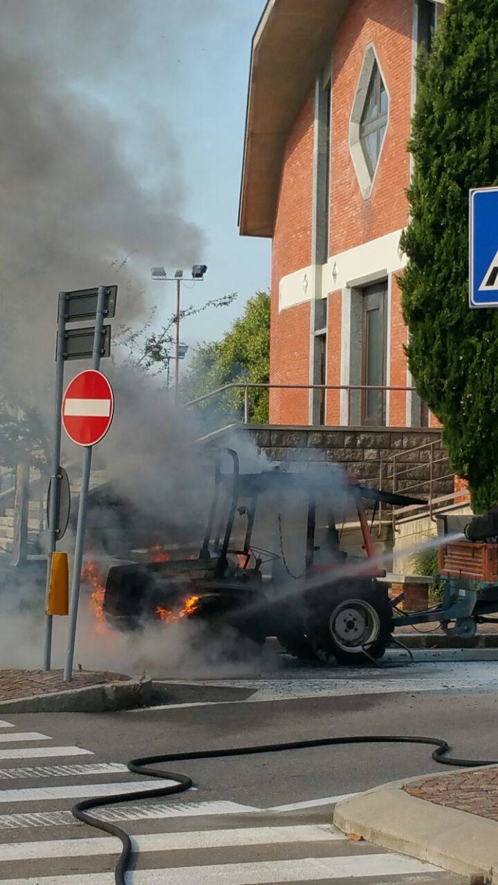 Incendio trattore a Bobbiate