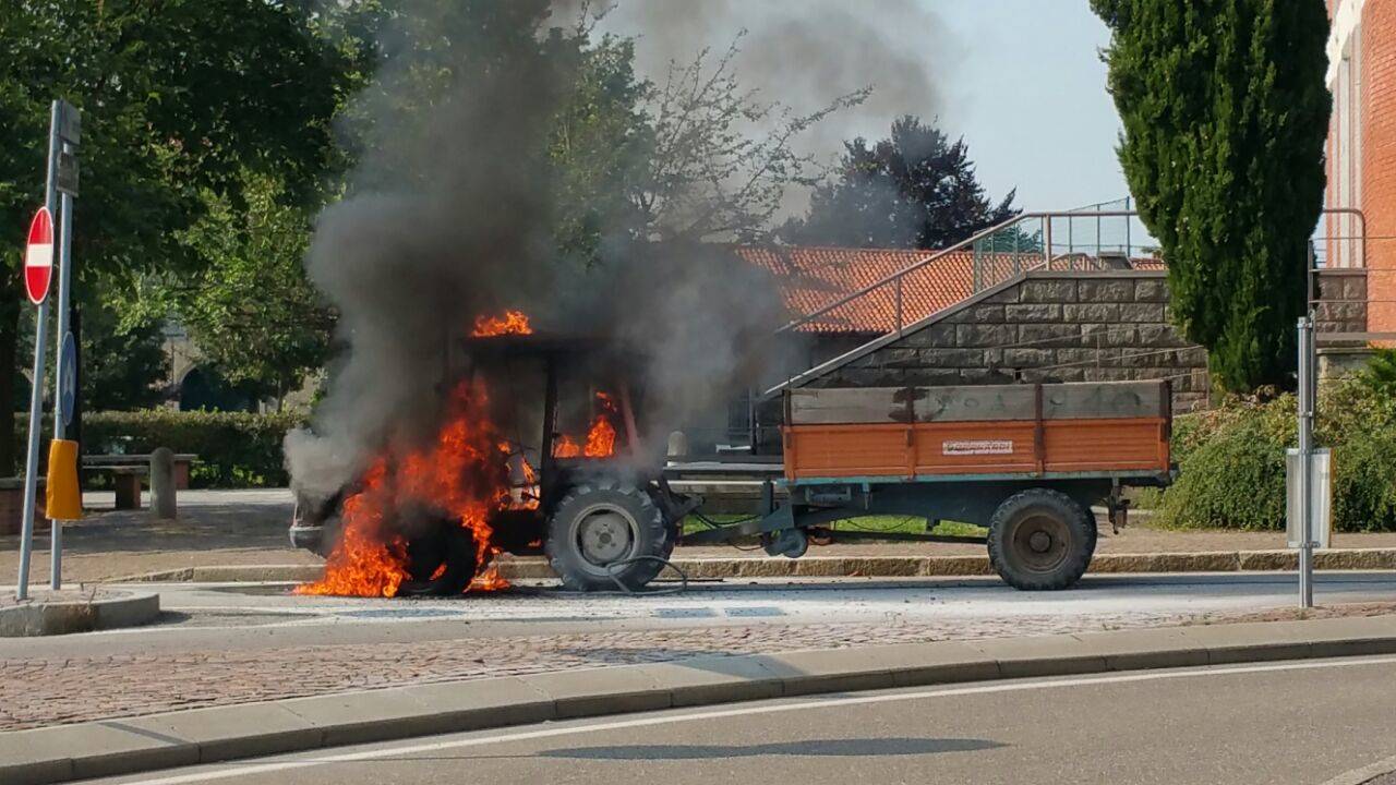Incendio trattore a Bobbiate