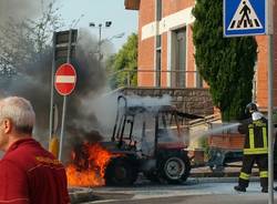 Incendio trattore a Bobbiate