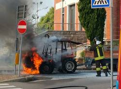 Incendio trattore a Bobbiate