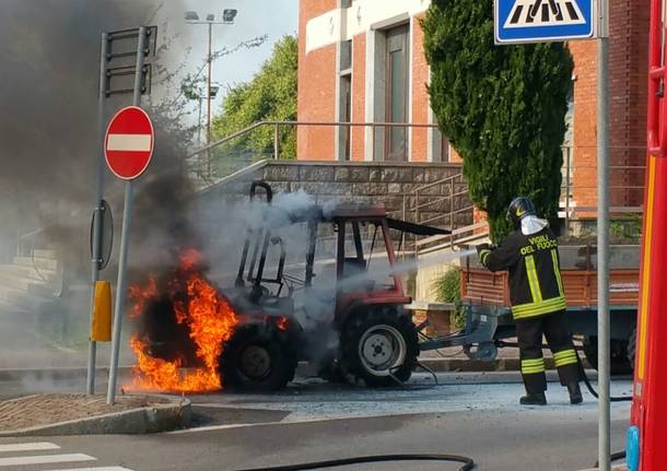 Incendio trattore a Bobbiate