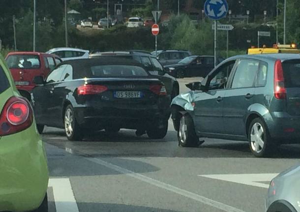 Incidente alla rotonda de “L’Agricola”: lunghe code