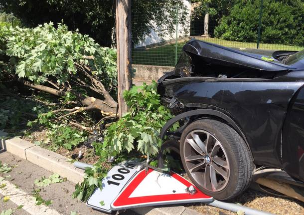 Lo schianto del suv contro l’albero
