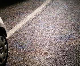 Olio sulla strada