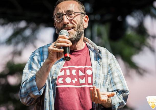 Renato Pozzetto e Enrico Ruggeri sul palco di Microcosmi 2015